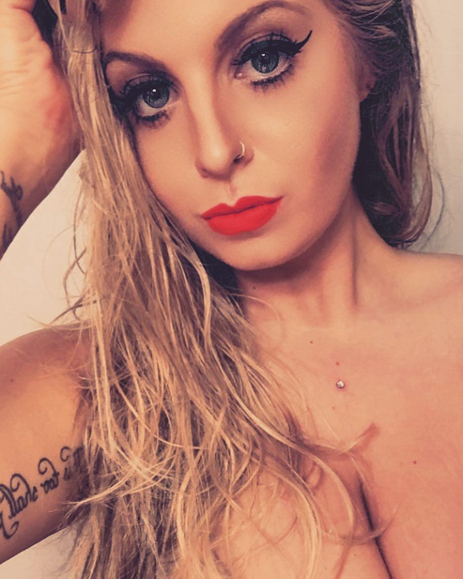 AnnaKabana / annakabanaofficial / blonde pulpeuse Fuites Nude OnlyFans 1