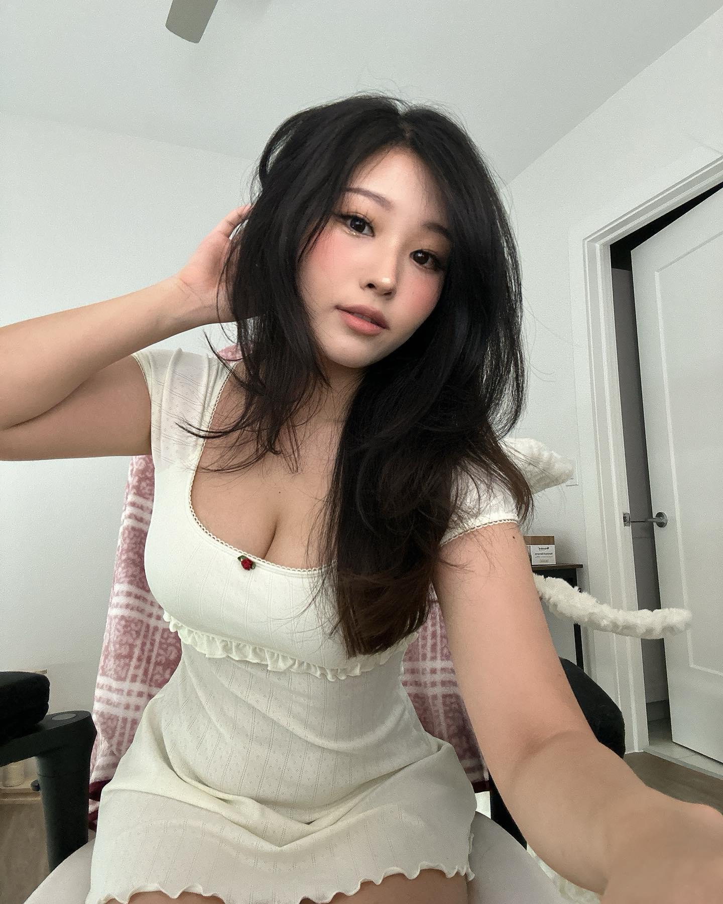 Fuites Nues d'Aikuros / Hyoon sur OnlyFans 1