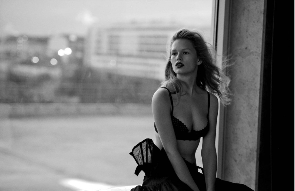 Anna Ewers Naked 02