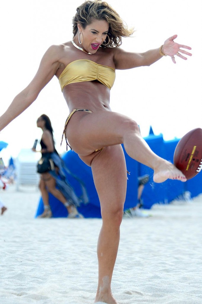 Jennifer Nicole Lee profite d'une journée à la plage en jouant au football à Miami