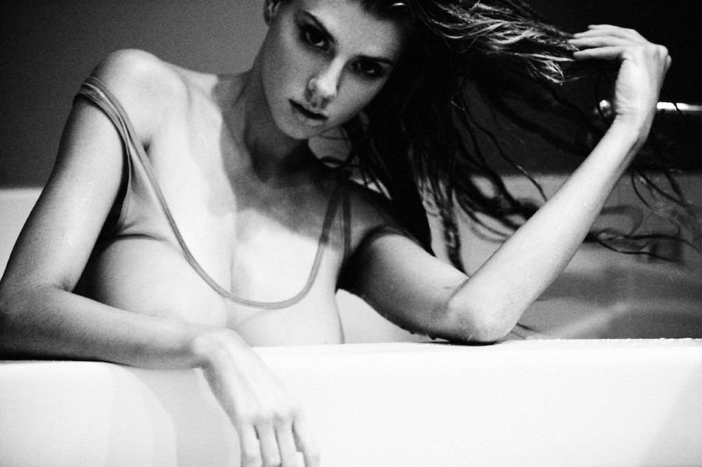 Charlotte McKinney Naked 09