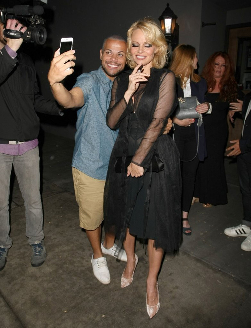 Pamela-Anderson-Braless-1