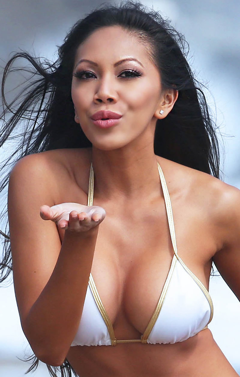 Caya-Hefner-en-bikini-12