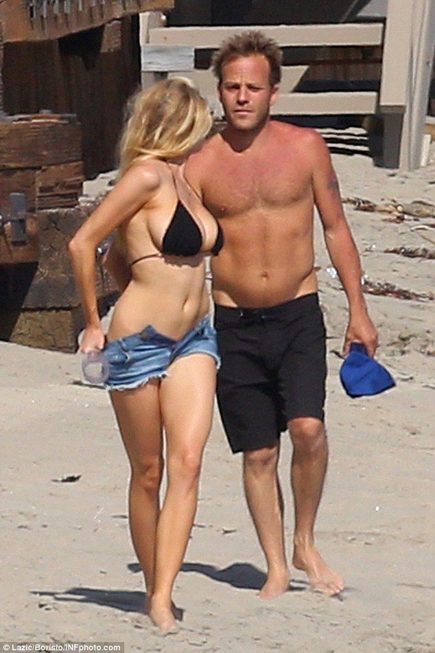 Charlotte-McKinney-Bikini-1