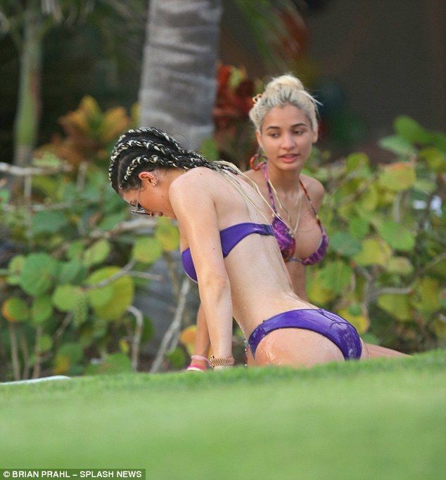 Kylie-Jenner-en-bikini-12
