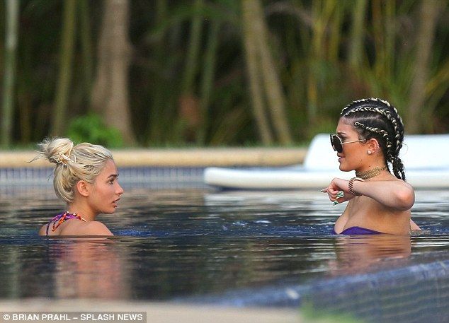 Kylie-Jenner-en-bikini-14