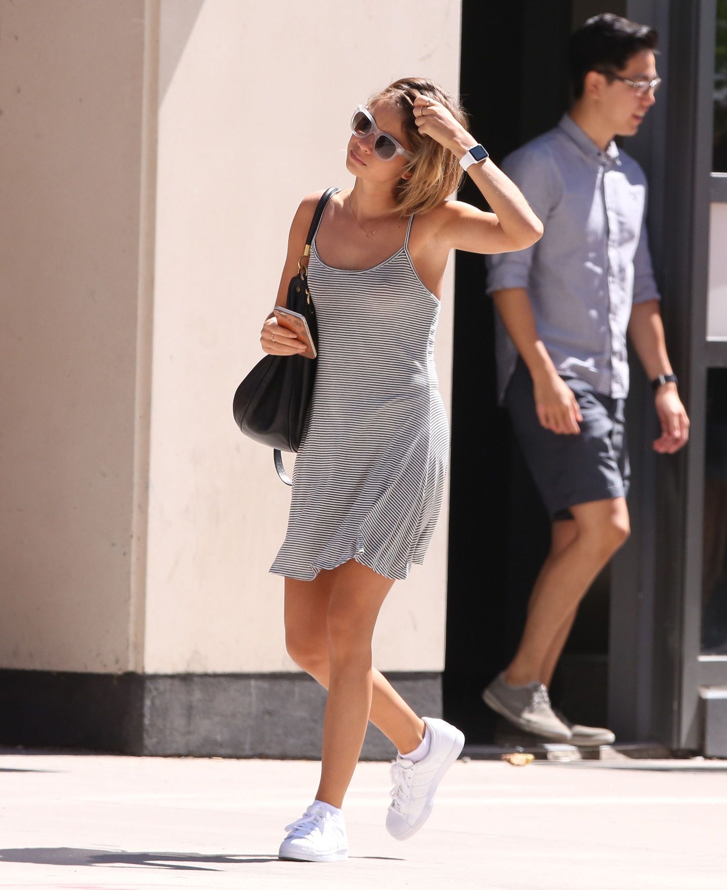 Sarah-Hyland-Braless-11