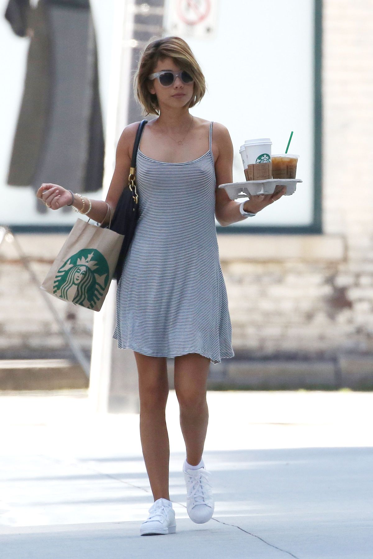 Sarah-Hyland-Braless-5