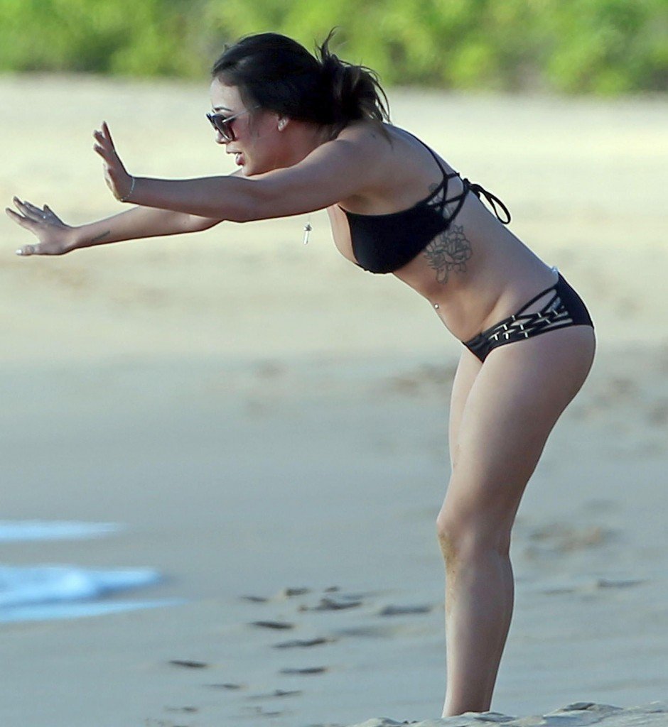 Janel-Parrish-en-bikini-8