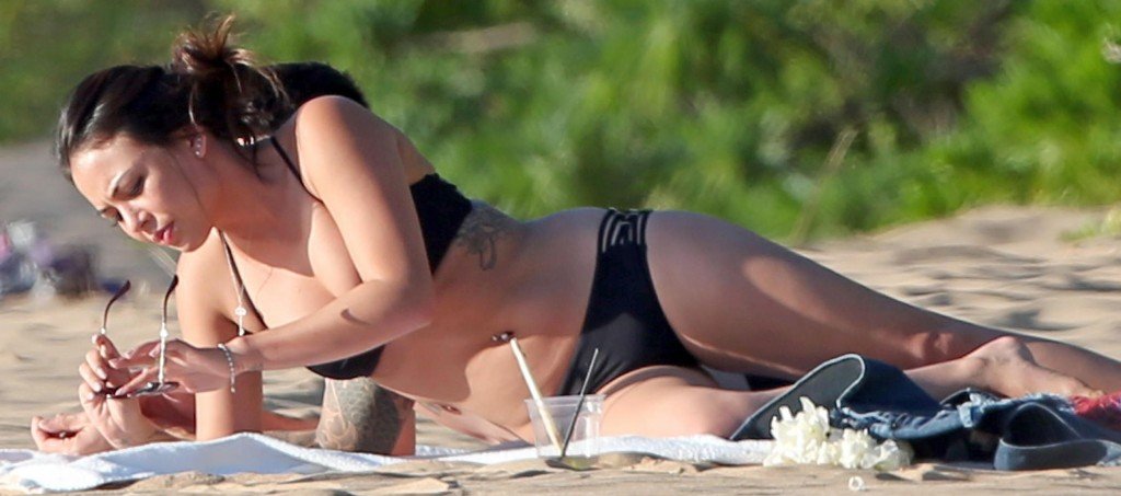 Janel-Parrish-en-bikini-9