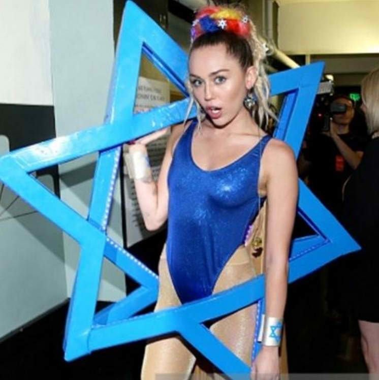 Miley-Cyrus-Sexy-17