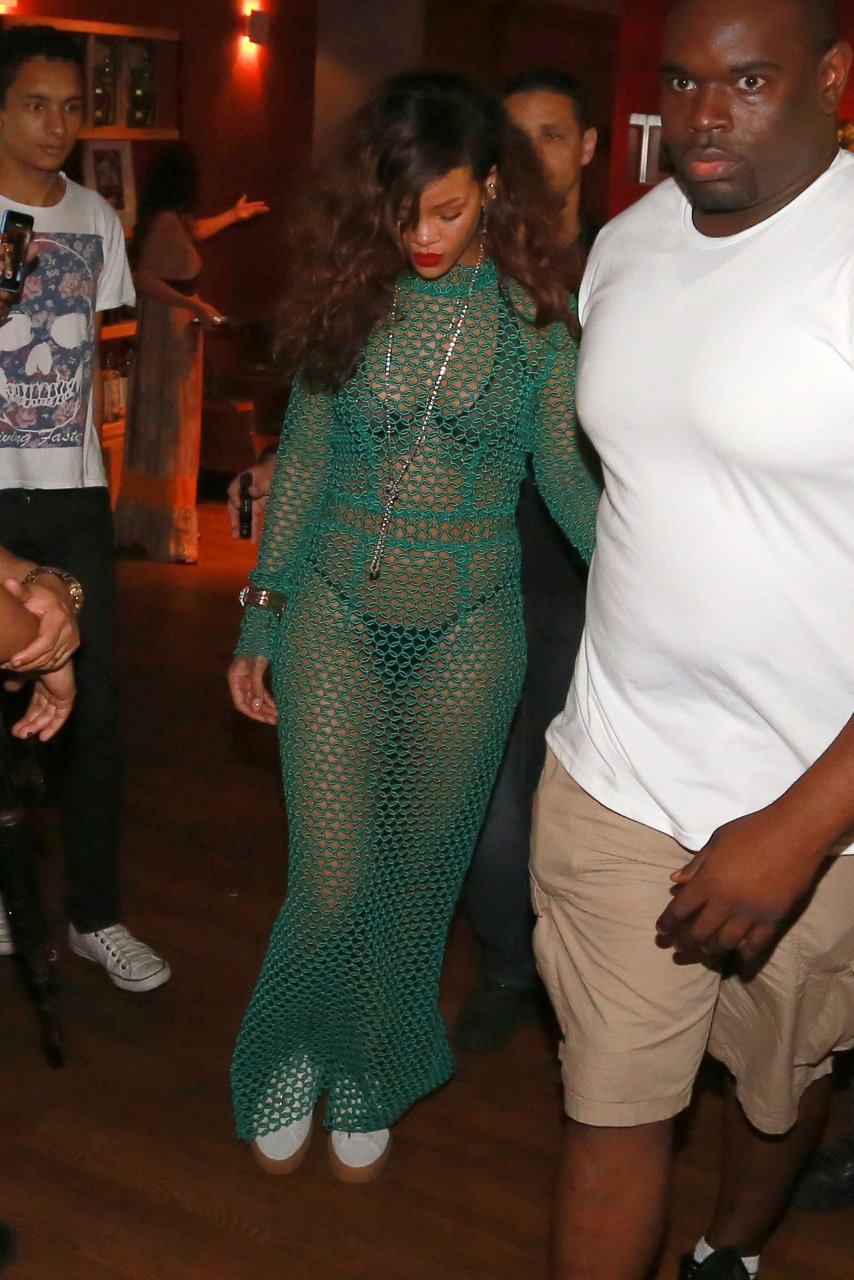 Rihanna-Sexy-17