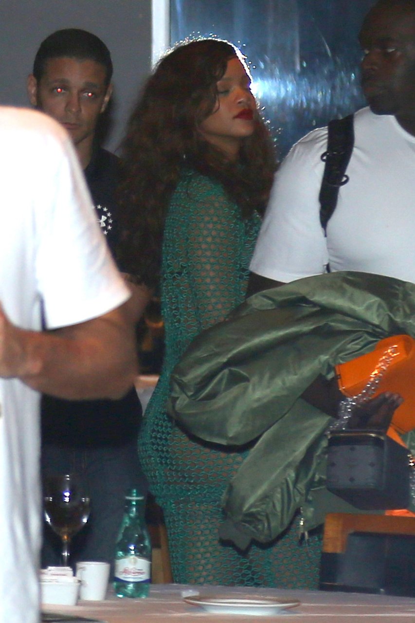 Rihanna-Sexy-25