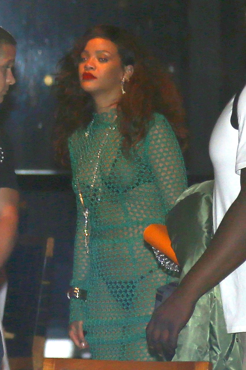 Rihanna-Sexy-28