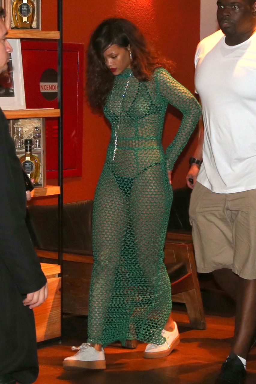 Rihanna-Sexy-30