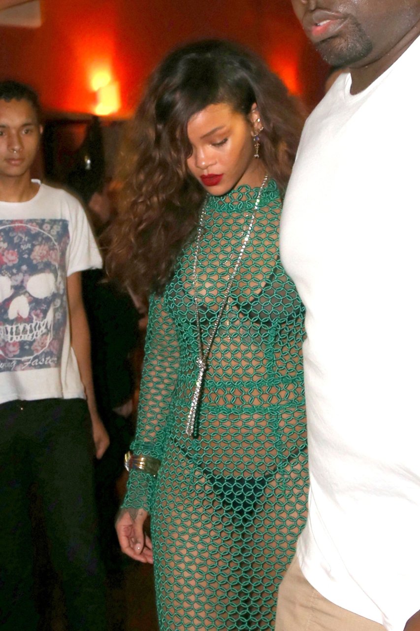 Rihanna-Sexy-34