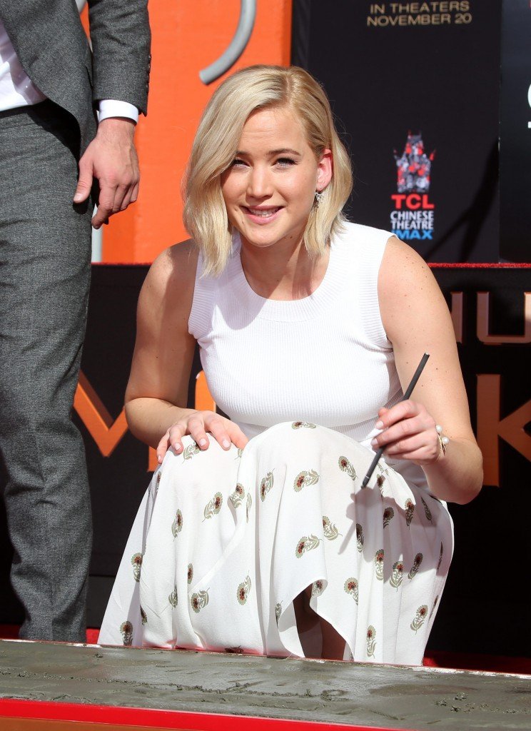Jennifer-Lawrence-Upskirt-2