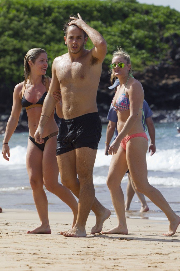 Emily-Bett-Rickards-en-bikini-4