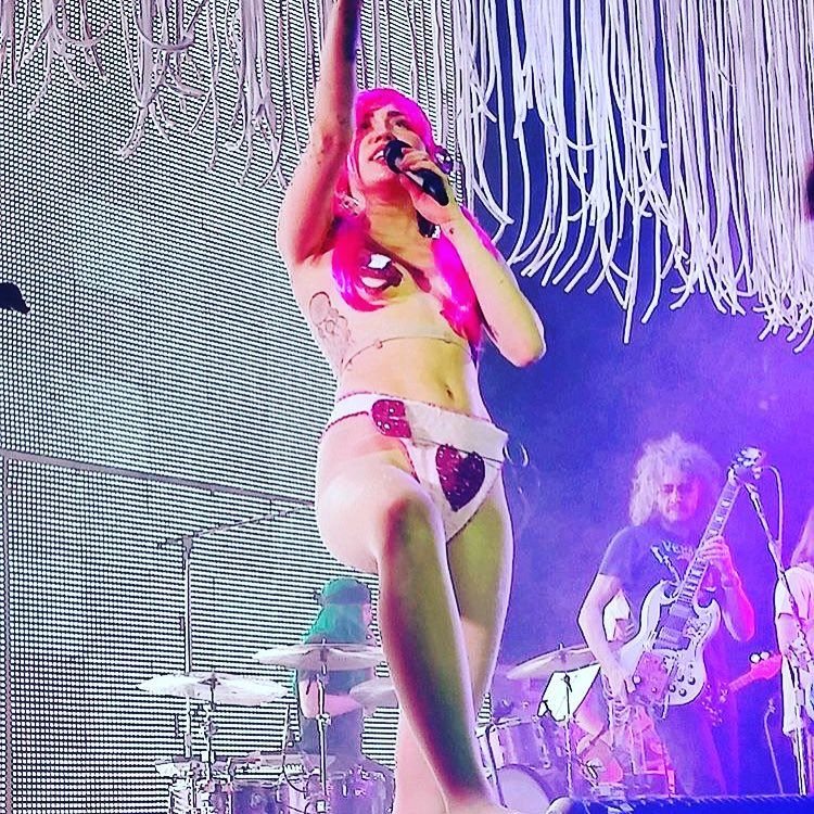 Miley-Cyrus-Topless-Covered-2