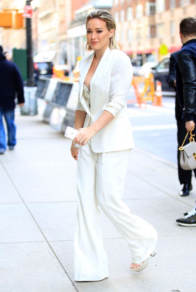 Hilary-Duff-Nipple-Slip-8