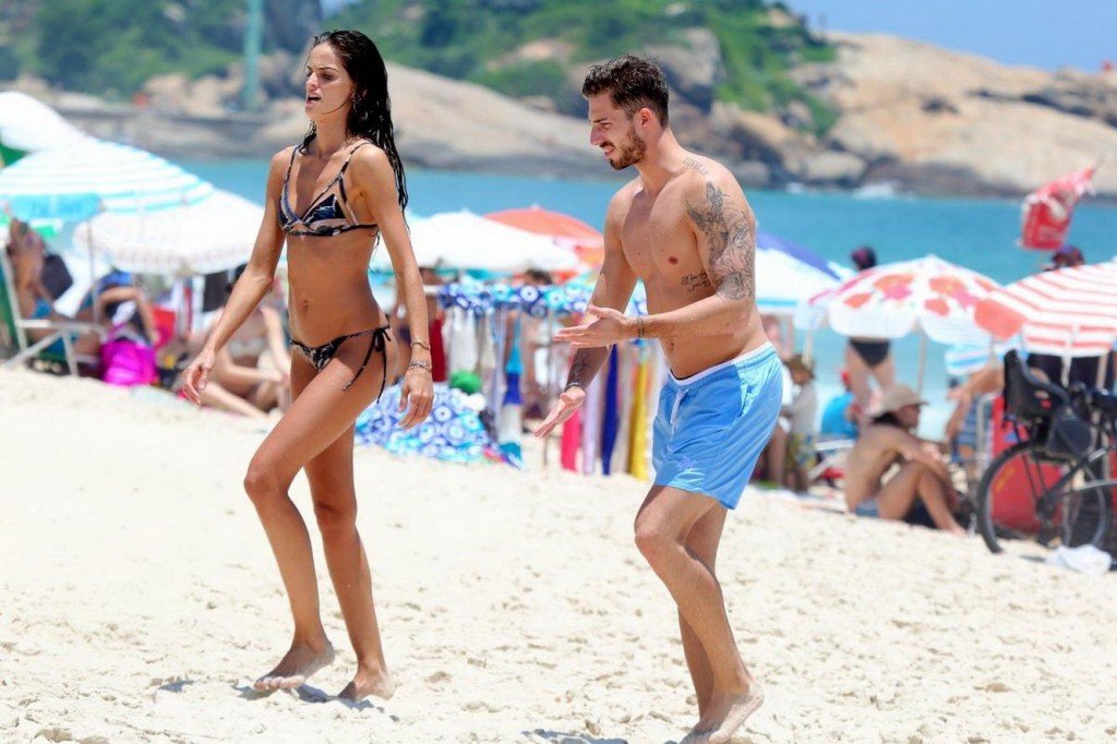 Izabel-Goulart-Sexy-Topless-14-thefappening.so.jpg