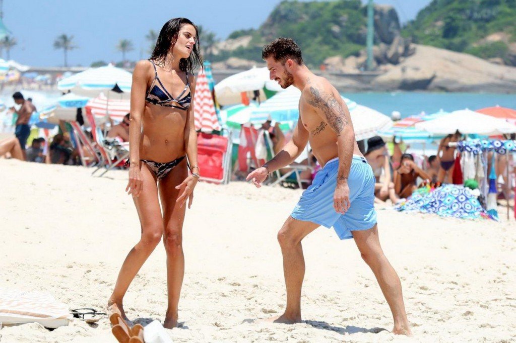 Izabel-Goulart-Sexy-Topless-15-thefappening.so.jpg