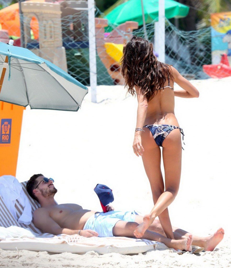 Izabel-Goulart-Sexy-Topless-4-thefappening.so.jpg