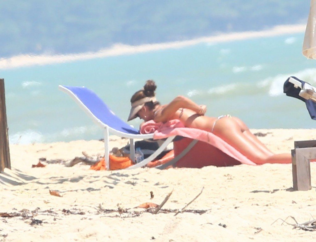 Izabel-Goulart-Sexy-Topless-40-thefappening.so