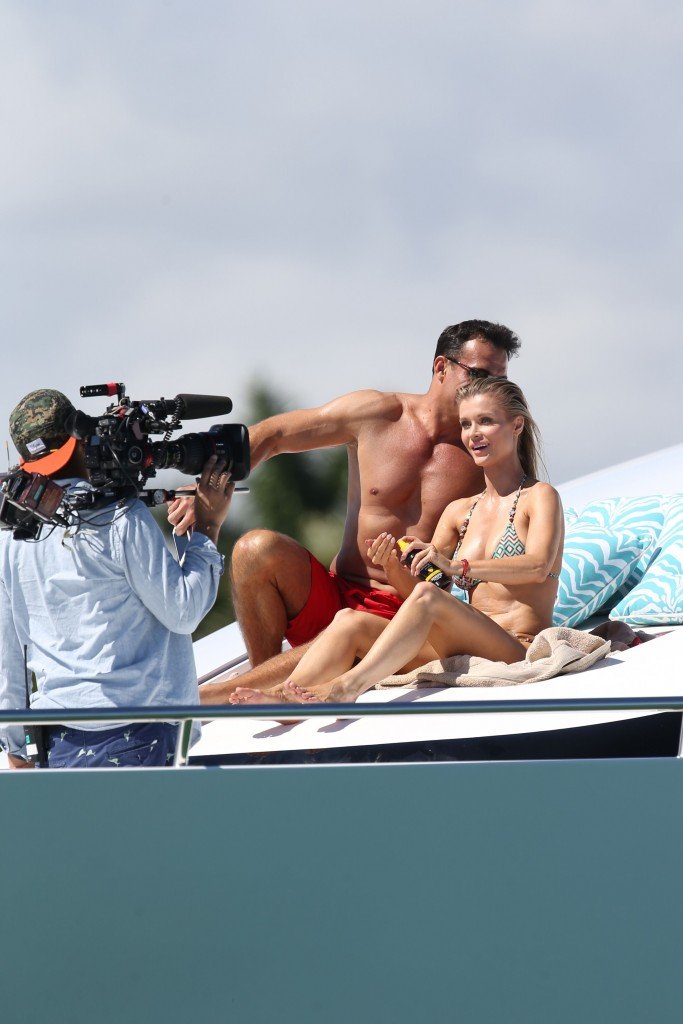 Joanna Krupa en Bikini Topless14