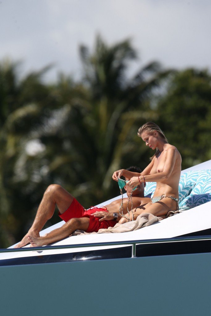 Joanna Krupa en Bikini Topless5