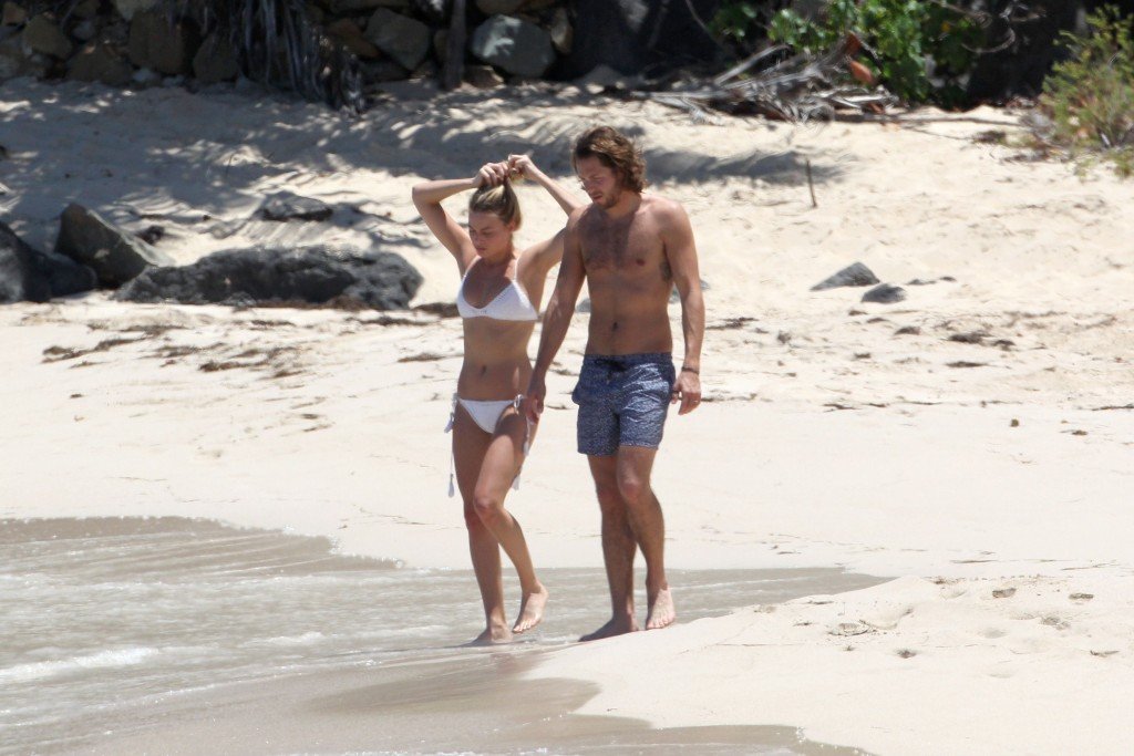 Margot Robbie en bikini 2