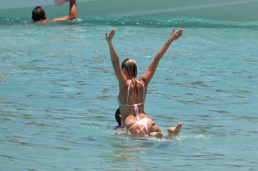 Margot Robbie en bikini 25