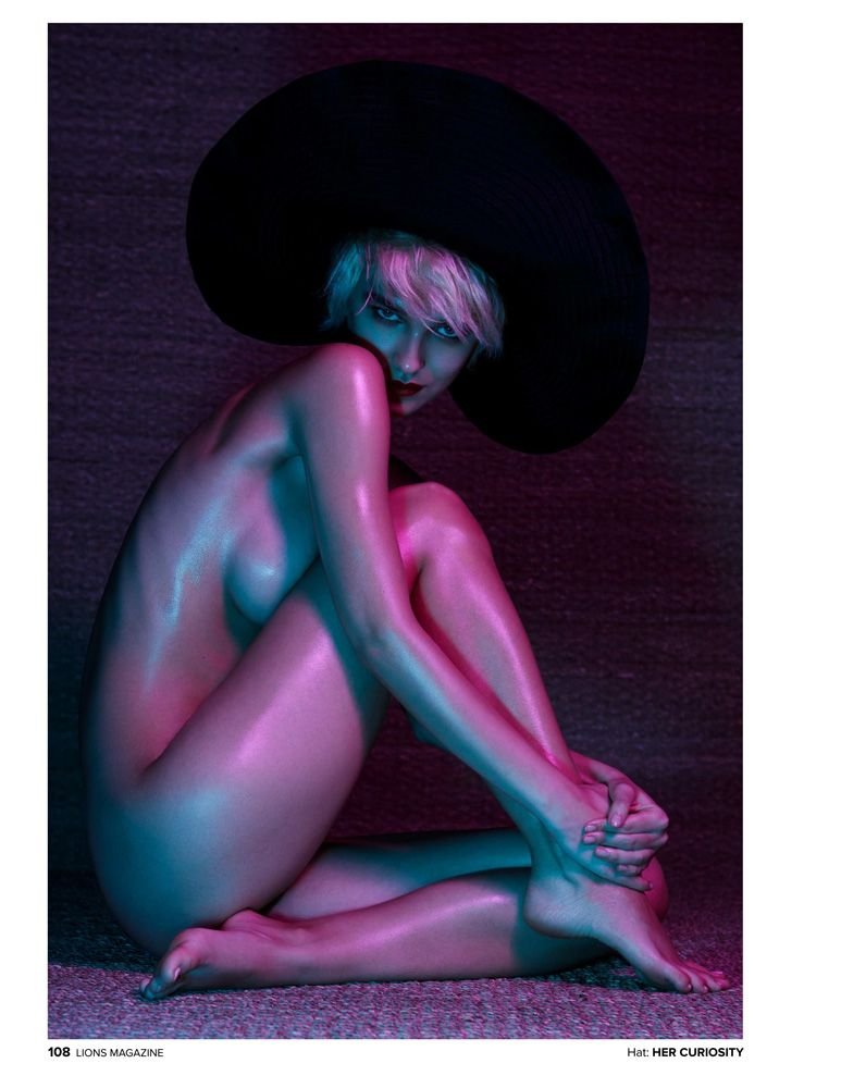 Paula Bulczynska Topless & Sexy 8