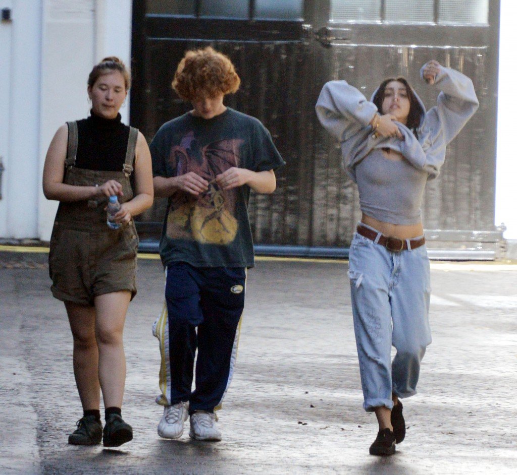 20 juin 2016 - Londres - Royaume-Uni **EXCLUSIF PREMIUM - APPELEZ POUR LES TARIFS** ** STRICT EMBARGO WEB JUSQU'À 17H00 GMT LE DIMANCHE 26 JUIN 2016 ** Lourdes prouve qu'elle est la fille de sa mère en sortant sans soutien-gorge lors d'une journée au temps variable à Londres avec ses amis. MENTION OBLIGATOIRE : XPOSUREPHOTOS.COM ***CLIENTS UK - PHOTOS CONTENANT DES ENFANTS, VEUILLEZ PIXÉLISER LE VISAGE AVANT PUBLICATION *** **LES CLIENTS UK DOIVENT APPELER AVANT UTILISATION TV OU EN LIGNE, VEUILLEZ TÉLÉPHONER AU 44 208 344 2007**