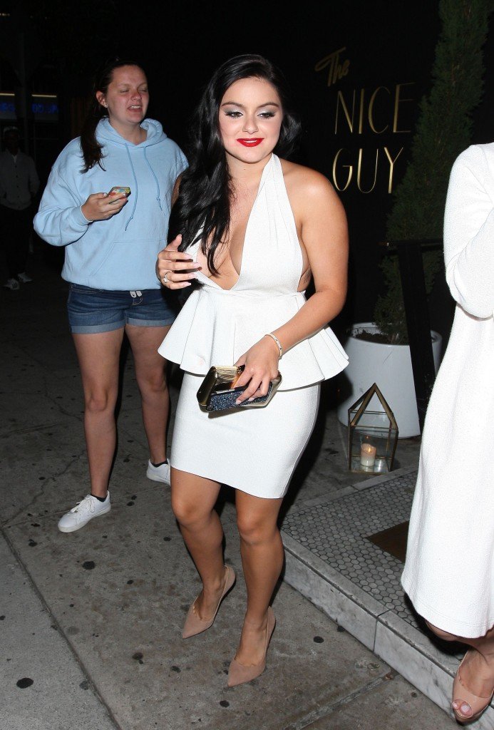 Décolleté et Vue Sous-Jupe d'Ariel Winter 13