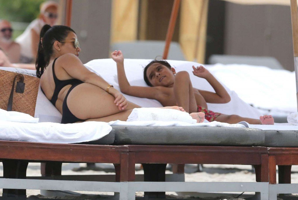 Kourtney Kardashian Sexy 14