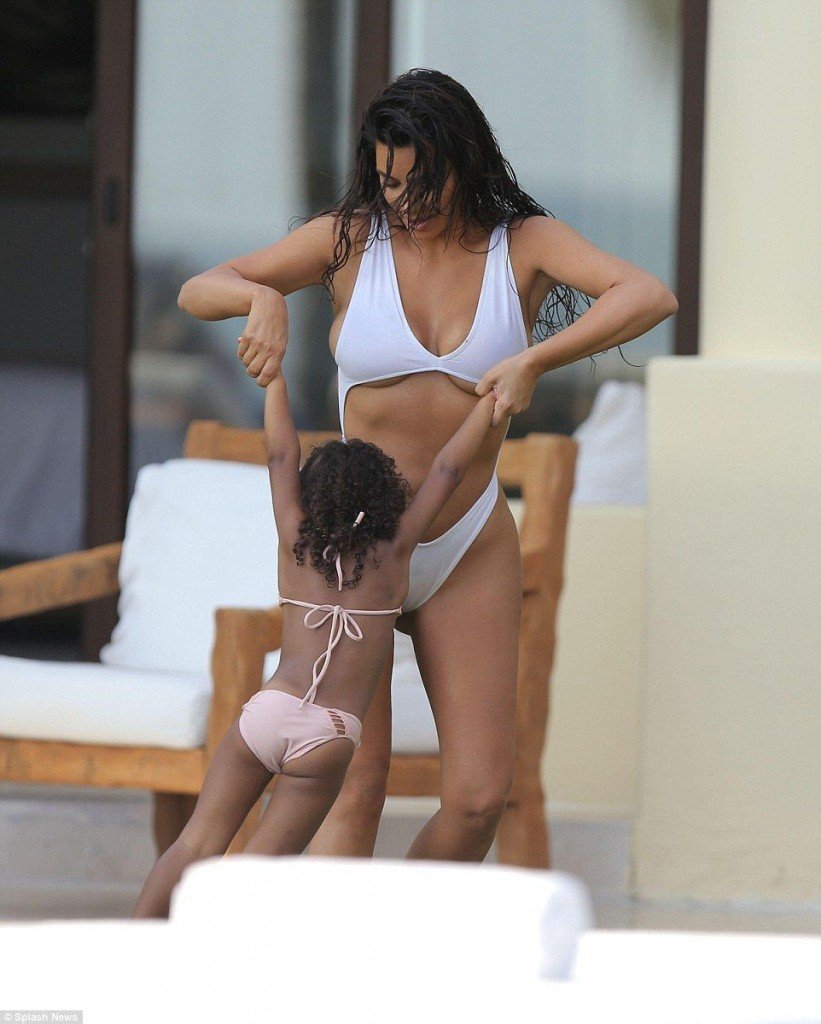 Kim Kardashian en maillot de bain 15