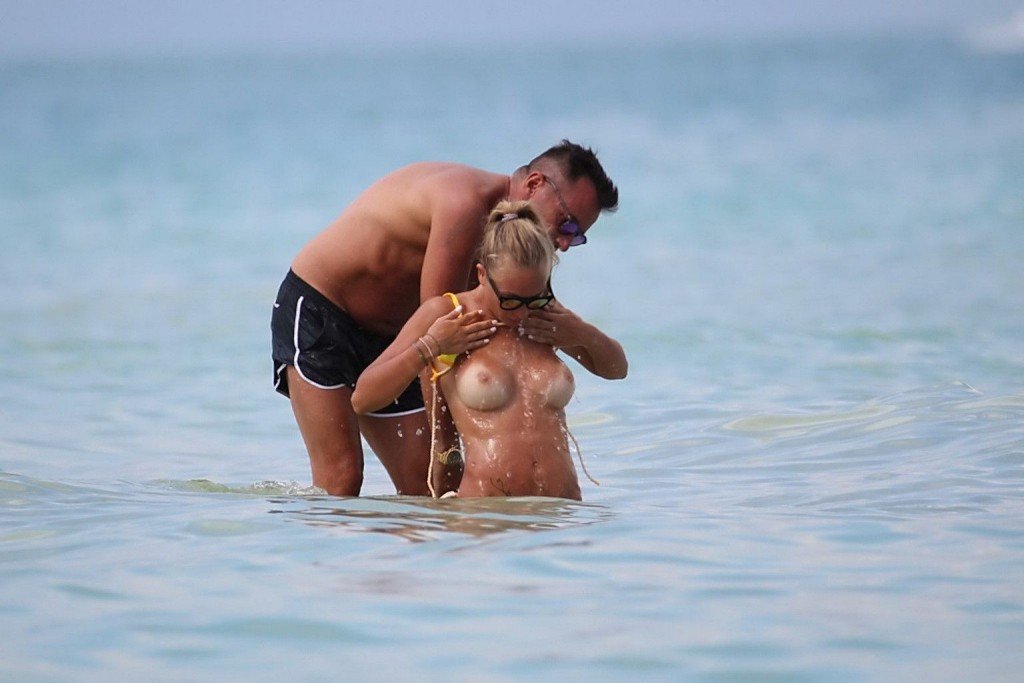 Laura Cremaschi Sexy & Topless 3