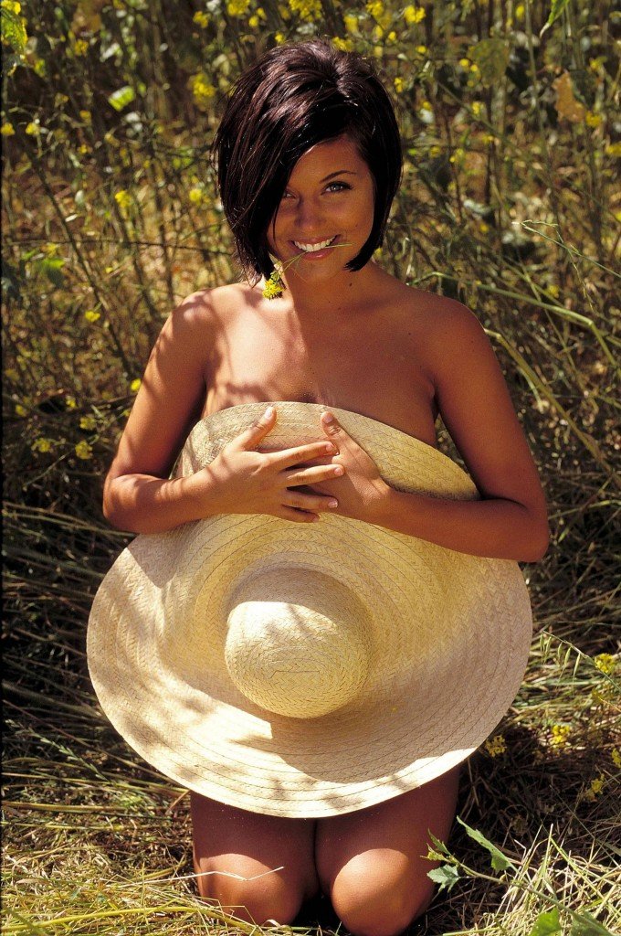 Tiffani-Amber Thiessen Topless Sexy 4