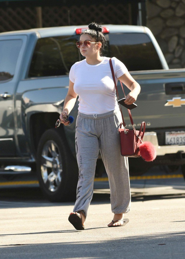 Ariel Winter Braless 8