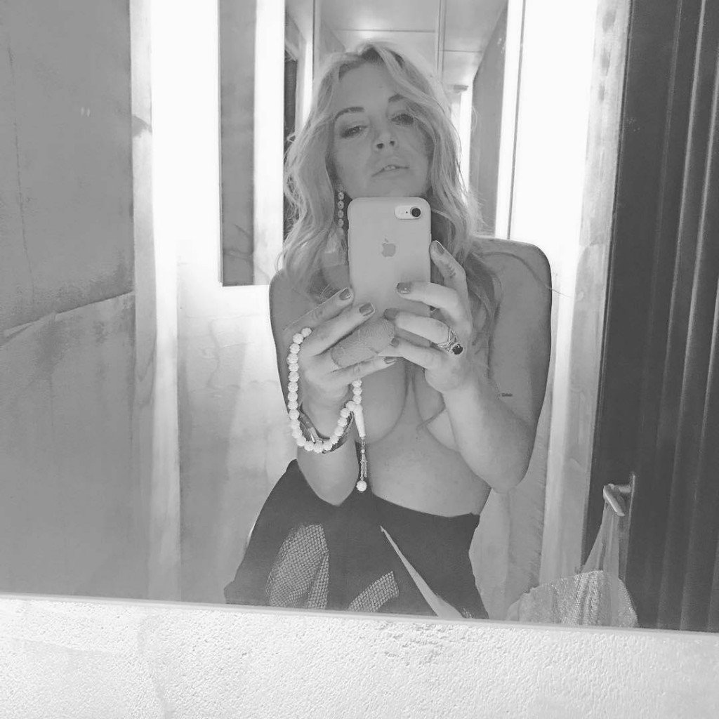 Lindsay Lohan Topless