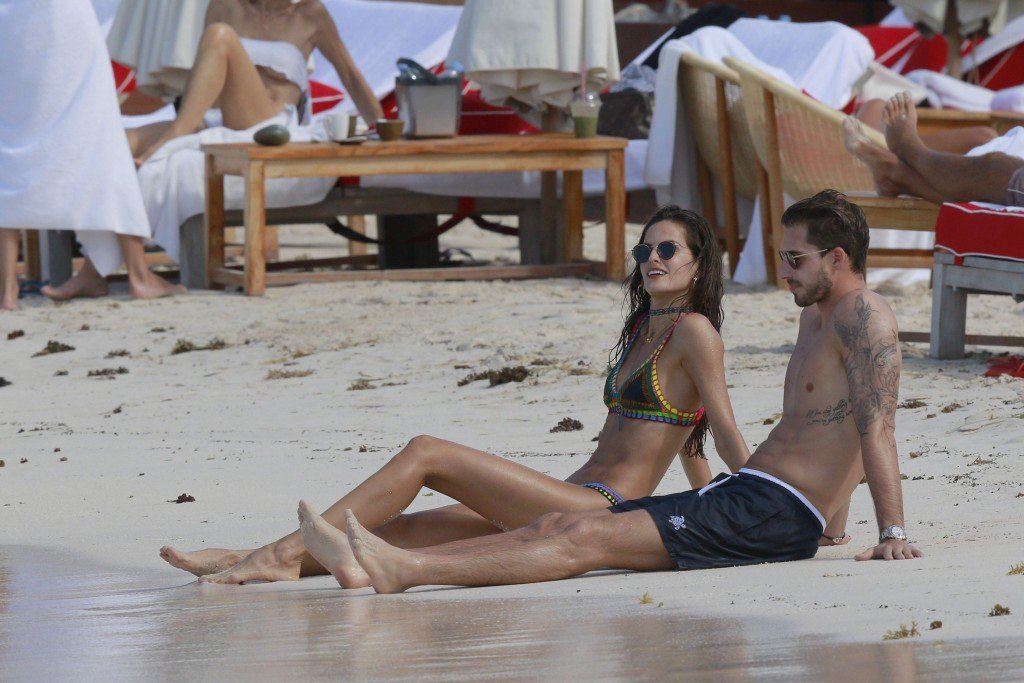 Izabel Goulart Sexy thefappening.so 18