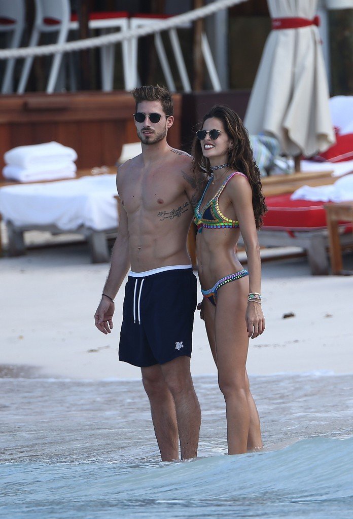 Izabel Goulart Sexy thefappening.so 31