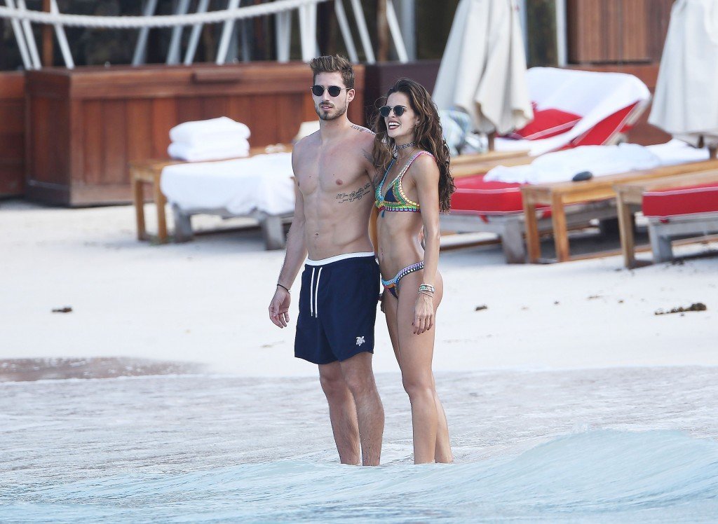 Izabel Goulart Sexy thefappening.so 32