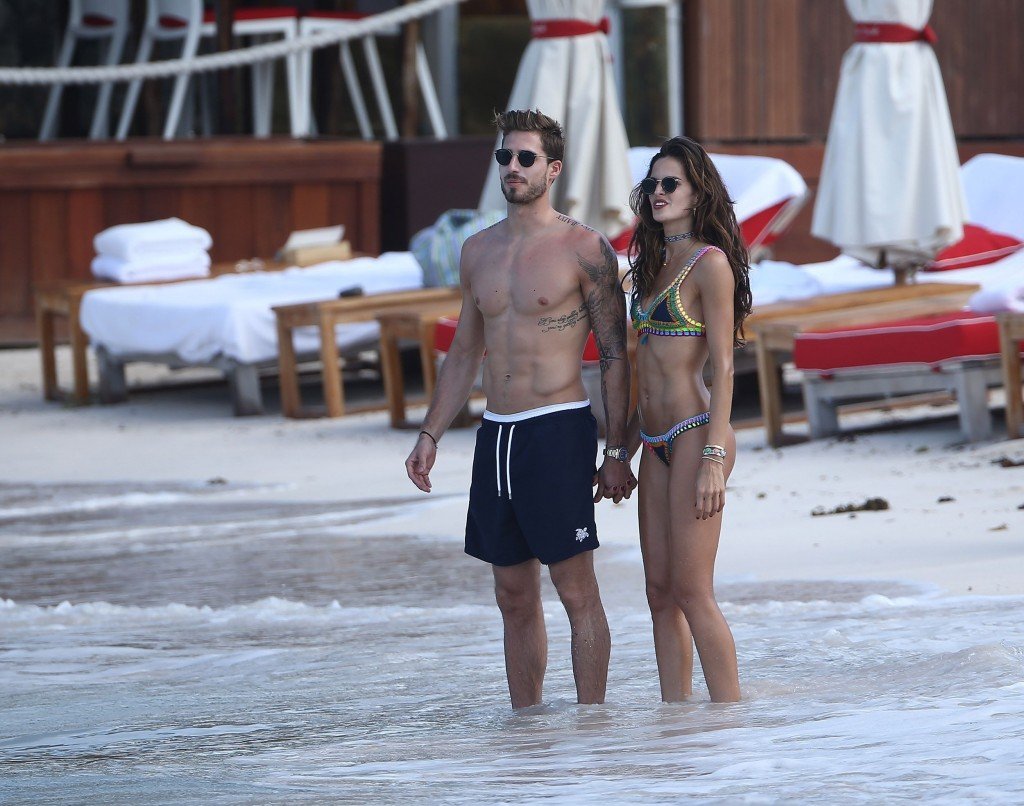 Izabel Goulart Sexy thefappening.so 34