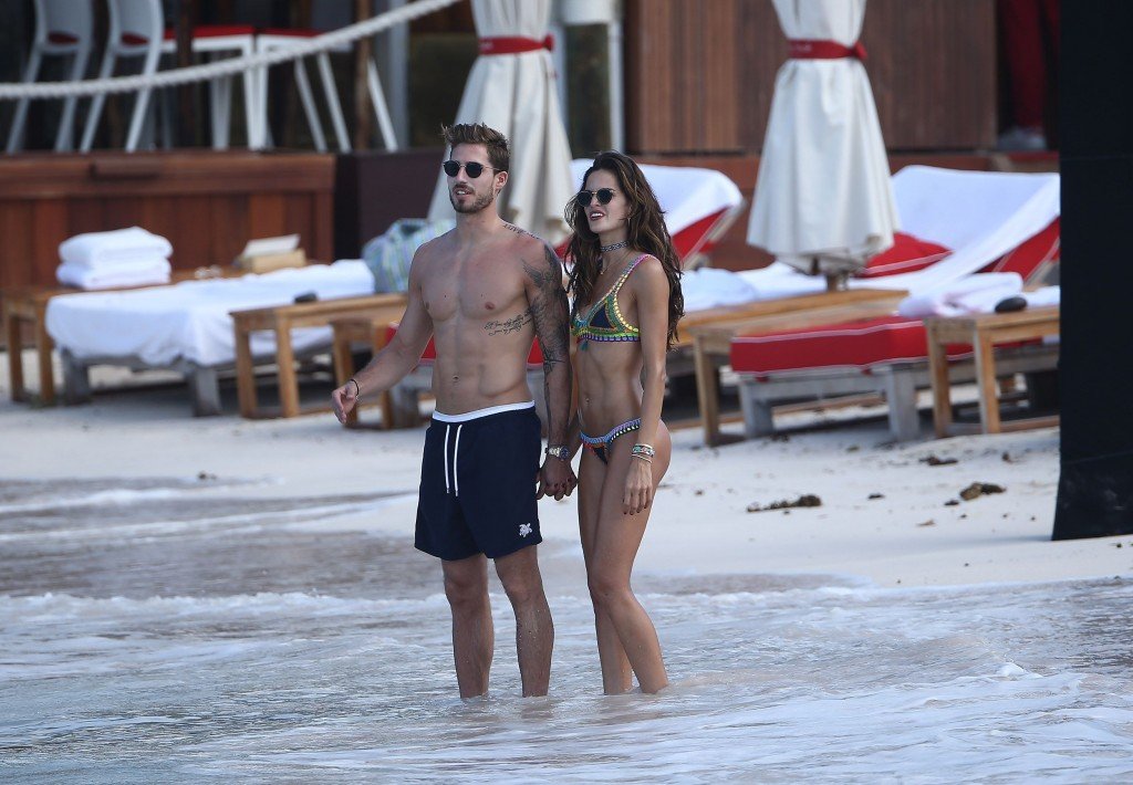 Izabel Goulart Sexy thefappening.so 35