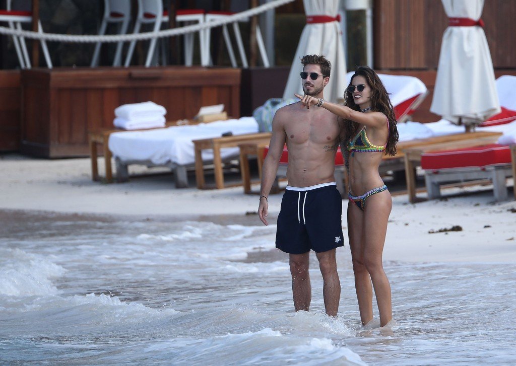 Izabel Goulart Sexy thefappening.so 38