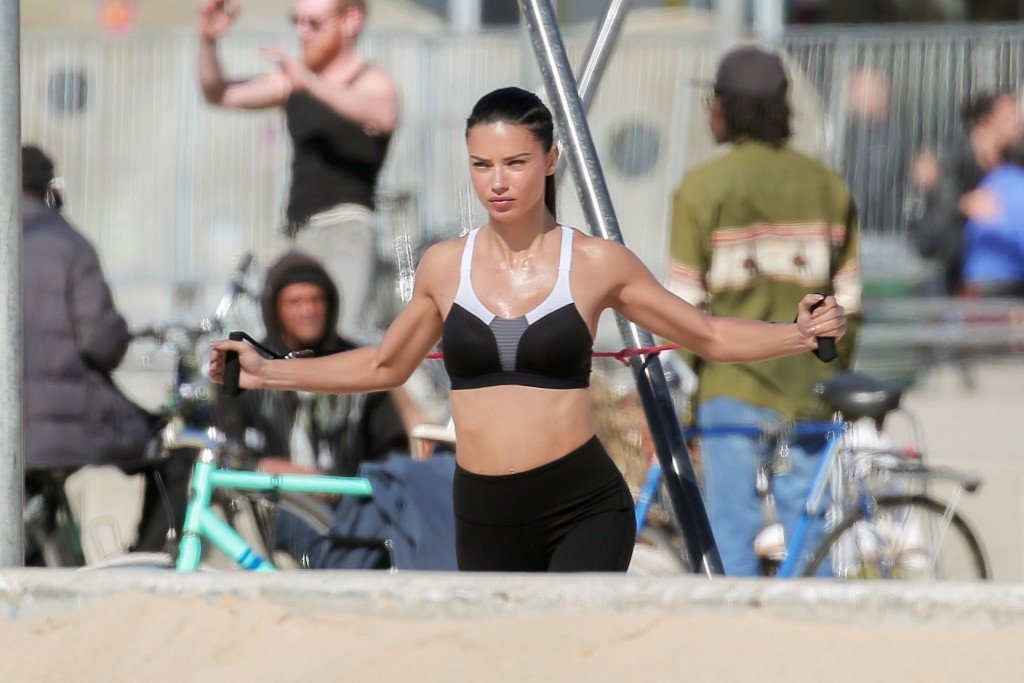 Adriana Lima Sexy thefappening.so 17