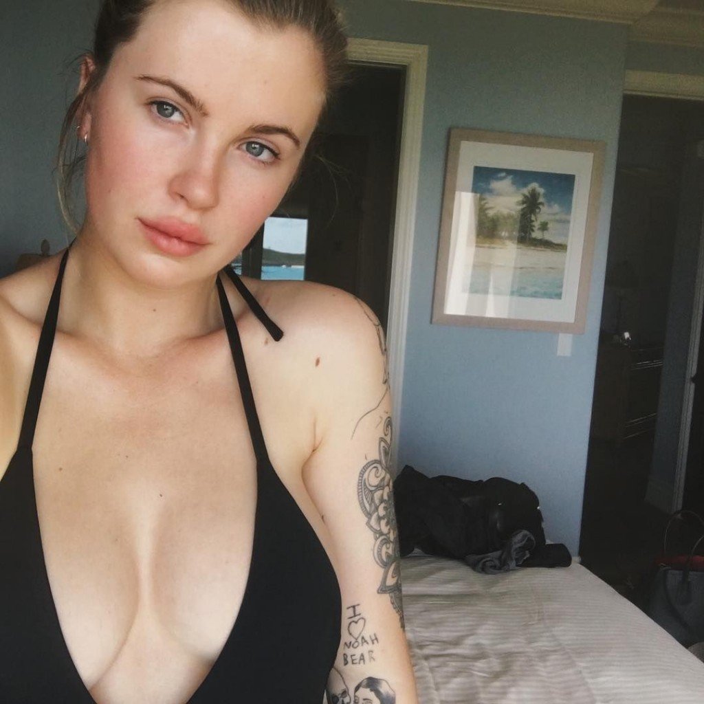 Le décolleté sexy d'Ireland Baldwin 1 thefappening.so