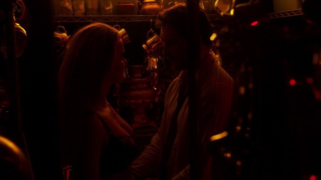 Scène sexy de Betty Gilpin